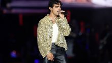 Trenutak odmora pretvorio se u noćnu moru: Joe Jonas završio zarobljen između dvaju brodova
