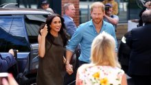 Držeći se za ruke stigli u običan pub: Meghan i Harry prvi put zajedno viđeni nakon velike selidbe