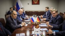 VIDEO Lavrov pred Wadephula stavio sporno izvješće, pogledajte što je napravio Nijemac