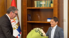 Vučić predao Srbiju i cvijeće Ani Brnabić: 'Sretan ti rođendan i preuzimanje, odoh ja!'