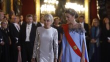 Romantika protiv futurističkog chica: Kraljica Letizia u nebeskoplavoj svili, Brigitte Macron u šljokicama