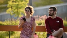 Treba li provjeravati partnerov mobitel? Jedan video ponovno je otvorio raspravu o povjerenju