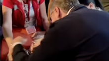 VIDEO Ženi pozlilo na skupu, Vučić je poljubio: Snimka pokrenula buru komentara
