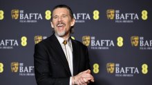 Ethan Hawke ogovarao redatelja, a mikrofon je ostao uključen: Kolega ga je pokušavao upozoriti