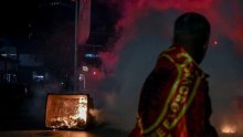FOTO/VIDEO Kaos u Prištini: Prosvjednici zasuli policiju pirotehnikom, ovi odgovorili suzavcem i vodenim topovima
