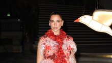 Crveno perje i silueta koja ostavlja bez daha: Dua Lipa zablistala na reviji Chanela u Parizu