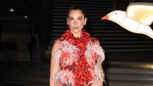 Crveno perje i silueta koja ostavlja bez daha: Dua Lipa zablistala na reviji Chanela u Parizu