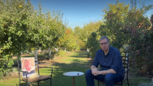 VIDEO Bizaran Vučićev potez: Na debatu donio praznu stolicu i kamen za kupus