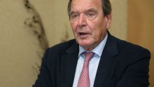 Rusi pljeskali bivšem njemačkom kancelaru, on im se obratio s: 'Moje divne kolege'