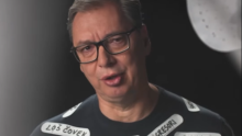 VIDEO Vučić sam sebi lijepio flastere: 'Neke od ovih riječi bole, neke ostavljaju trag'
