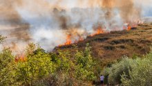 Neobičan požar na jugu Hrvatske: Vatra gori duboko ispod zemlje, dim i smrad šire se među kućama