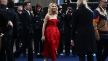 Vatreno izdanje Scarlett Johansson: U satenskoj crvenoj haljini bez naramenica ponosno otkrila veliku tetovažu