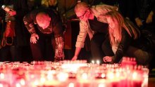 Stotine svijeća i pjesma za posljednji pozdrav: Pogledajte kako se Zagreb oprostio od Gorana Bare