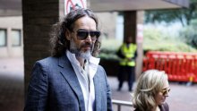 Russell Brand stigao na sud u pratnji supruge: Komičar suočen s teškim optužbama za silovanja i seksualne napade