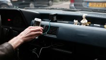 Ako baš ne morate, nemojte puniti mobitel u autu koji nije vaš. Evo zašto