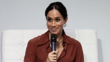 Četiri riječi na majici Meghan Markle imaju posebno značenje: Iza njih stoji tužna obiteljska priča