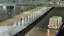 Potop u Istanbulu: Bujice nose automobile, dječak poginuo u poplavi