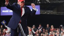 Trump na predizbornom skupu: 'One koji odaju informacije trebalo bi strijeljati'