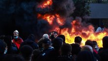 Sve gora situacija u Tirani: Prosvjednici provalili u Ministarstvo gospodarstva i zapalili ga