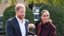 Nisu skrivali nježnosti i osmijehe: Harry i Meghan ruku pod ruku stigli u posjet kreativnom studiju u Nottinghamu