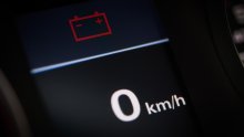 Upalila vam se lampica akumulatora u vožnji? Problem možda uopće nije u akumulatoru