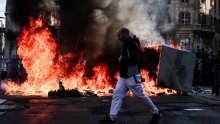 FOTO/VIDEO Žuti prsluci vratili se na ulice, Francuska ponovno u kaosu: Prosvjednici razbijali izloge, policija odgovorila suzavcem