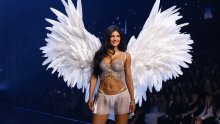 Kylie Jenner zablistala na modnoj pisti u grudnjaku vrijednom 50 milijuna dolara