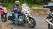 Motociklist vam neprestano otvara i zatvara šaku? Evo što vam zapravo pokušava poručiti