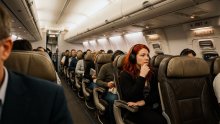 Putnica u avionu pronašla neobičan način da se zaštiti od nametljivog susjeda: Internet se podijelio