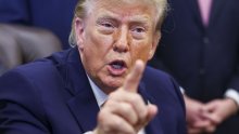 VIDEO Trump totalno podivljao na novinara u Ovalnom uredu: 'Šuti! Šuti! Jesi li ti bolestan?'
