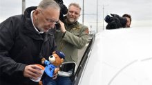 FOTO Neobična akcija u Zagrebu: Božinović vozačima dijelio plišane medvjediće