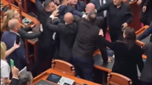 VIDEO Potpuni kaos u Albaniji: Prosvjedi traju već deset dana, sada je eskaliralo i u parlamentu