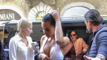 Kim Kardashian u bijeloj haljini bez grudnjaka: Jedva obuzdala dekolte koji je prijetio potpunim fijaskom