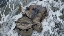 Nove fotografije iz zraka otkrile razmjere štete na Orlovom gnijezdu: Krov se urušio, dim se i dalje širi
