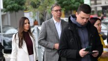 I Vučić među biračima: Sa suprugom čekao u redu na glasanje