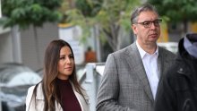 FOTO I Vučić među biračima: Sa suprugom čekao u redu na glasanje