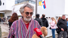 Beograđanin na glasanje stigao u kućnom ogrtaču i sa psom: Iza neobičnog prizora krije se poseban razlog