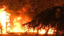 VIDEO Gori Ćacilend: Građani ušli u park, srušili šatore i zapalili ih