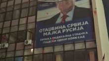 Neviđene scene u Novom Sadu nakon Vučićeva poraza: Pogledajte kako su građani skinuli veliki plakat ratnog zločinca Šešelja
