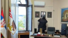 VIDEO Vučićeve fotografije skidaju se sa zidova institucija diljem Srbije: Pogledajte prizore
