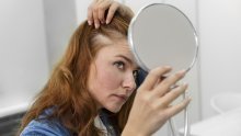 Sijede vlasi pojavile su vam se ranije nego što ste očekivali? Dermatolozi otkrivaju moguće razloge