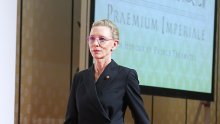 Cate Blanchett demonstrirala moć crnog odijela: Kožne hlače i ružičaste naočale za modni mat u jednom potezu