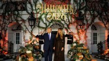Donald i Melania ugostili tisuće mališana: Dijelili slatkiše, a usred zabave uslijedio spektakl na nebu