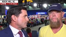 Čovjek s Trumpovog skupa preko noći postao hit u SAD-u. Novinaru Foxa ništa nije bilo jasno...