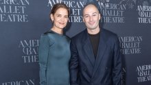 Elegancija bez pretjerivanja: Lijepa Katie Holmes odabrala kreaciju koja osvaja neobičnim krojem