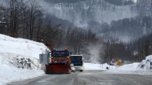 Snijeg prekrio Hrvatsku i uzrokovao poteškoće u prometu
