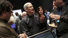 Rusi uklonili spomenik Jobsu zbog toga što je Tim Cook gej