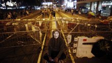 Tisuće na ulicama Hong Konga, policija koristila suzavac
