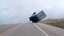 Nevjerojatno je iz čega se izvukao ovaj kamiondžija