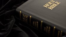 Iranac dobio deset godina zatvora zbog dijeljenja Biblija